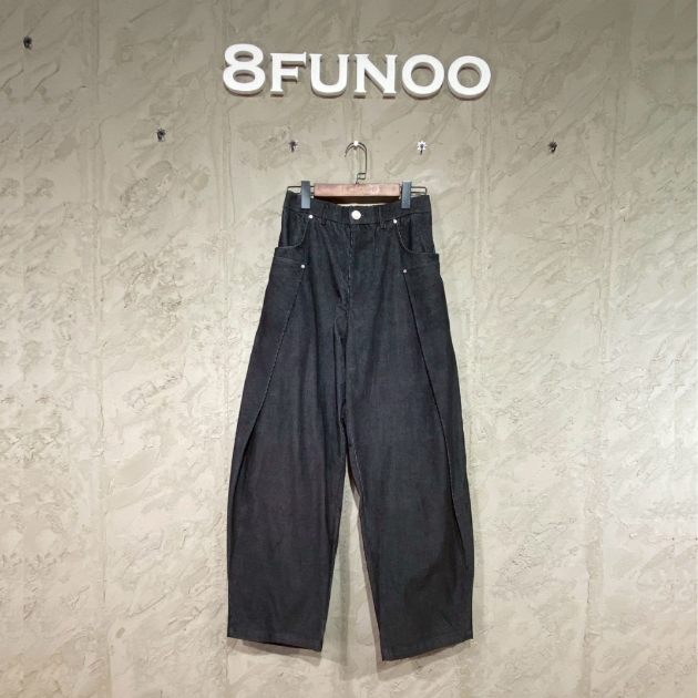 黑色弧形剪裁單寧彎刀褲