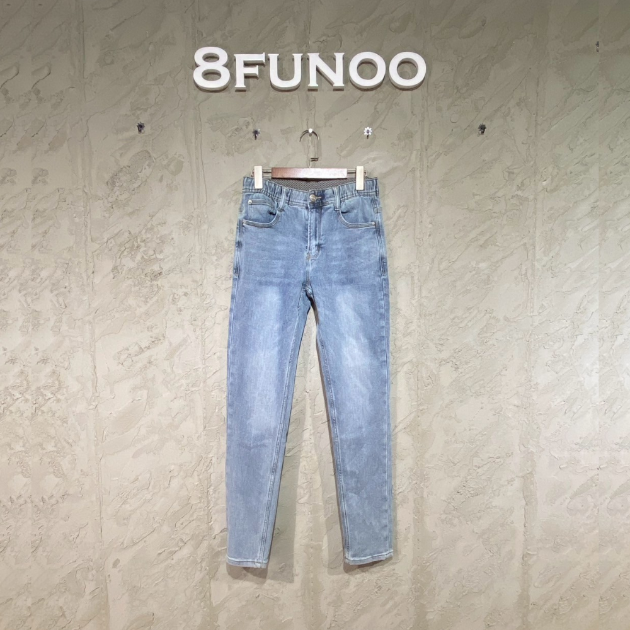 淺藍色水洗修身直筒牛仔褲