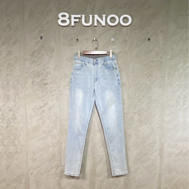 淺藍色束口牛仔褲