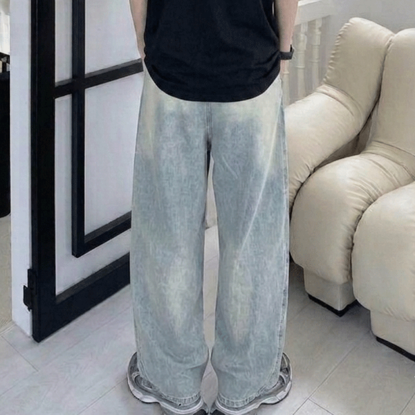 淺藍修飾腿型牛仔彎刀褲